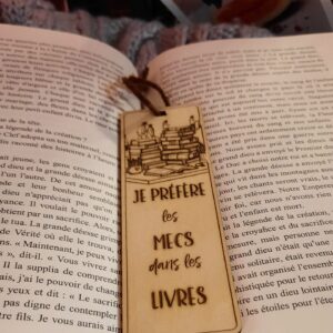 Marque-page bois gravé – Je préfère les mecs dans les livres