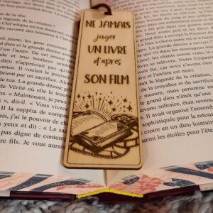 Marque-page bois gravé – Ne jamais juger un livre d'après son film