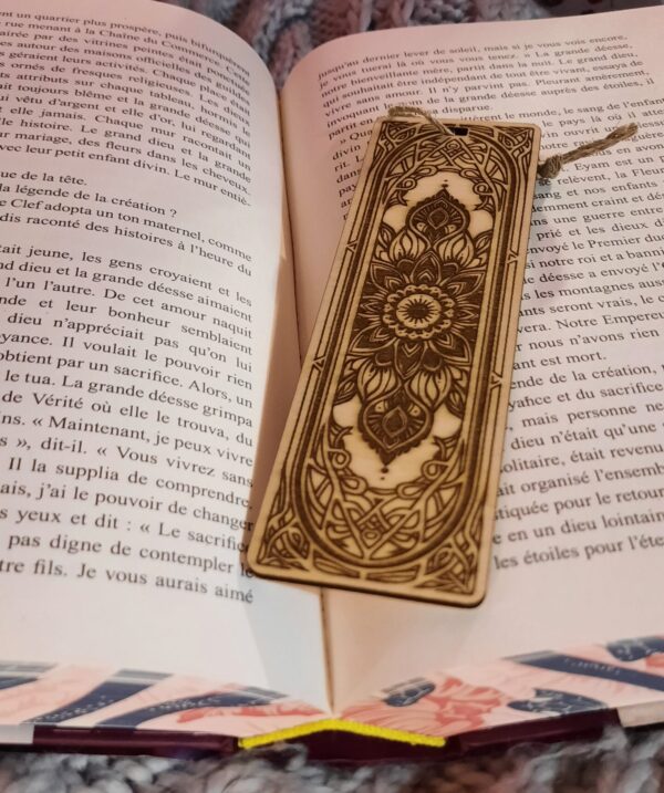 Marque-page bois gravé – Mandala