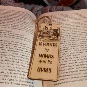 Marque-page bois gravé – Je préfère les nanas dans les livres