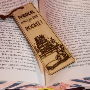 Marque-page bois gravé – Pardon, mais je suis bookée
