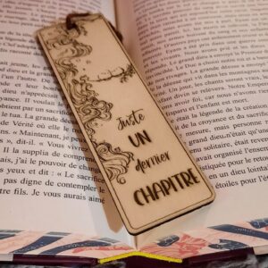 Marque-page bois gravé – Juste un dernier chapitre