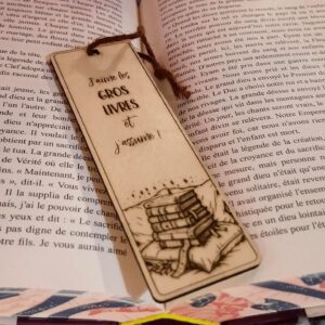 Marque-page bois gravé – J'aime les gros livres et j'assume